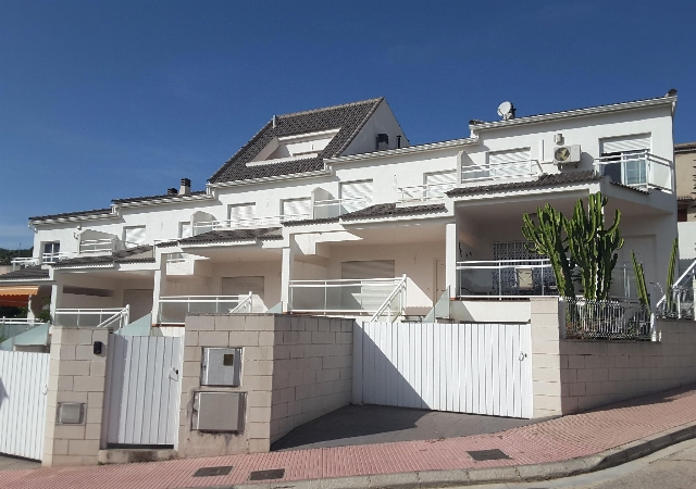 edificio situado en CASTELLONET DE LA CONQUESTA, con fachada principal a la calle B, C, E, y F, a las cuales forma esquina; recayente su fachada principal a la calle "C"., número 11, CASTELLONET DE LA CONQUESTA, Valencia/València