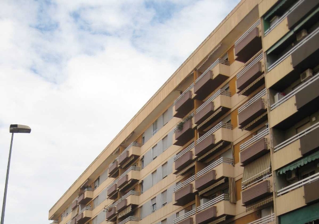 c/. Rio Escalona números 3 y 5 y con fachada lateral a calle Islas Canarias, VALÈNCIA, Valencia/València