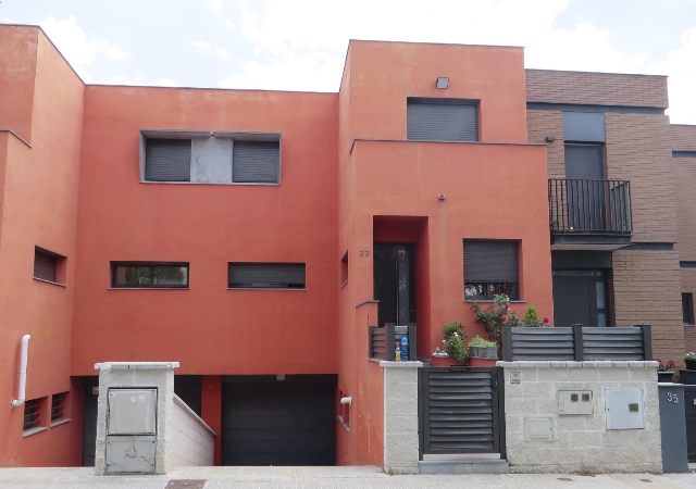 URBANA. Numero cuatro.- Vivienda Unifamiliar Adosada Letra D, que forma parte del conjunto de cuatro viviendas adosadas sitas en Avenida del Ebre, numero treinta y cuatro, en término municipal de Palau-Solità i Plegamans, PALAU SOLITA I PLEGAMANS, Barcelona